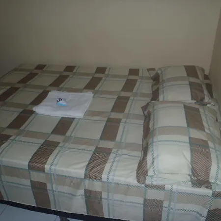 Albergue Metropolis & *
